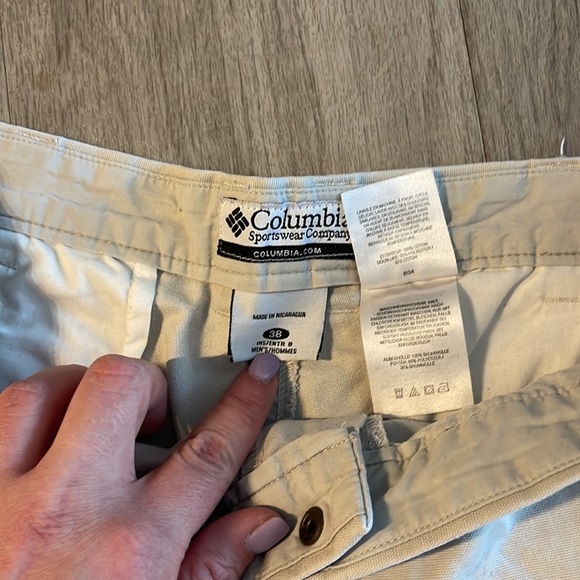 Columbia Mens snap closure light khaki shorts - Picture 2 of 3